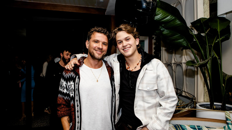 Reese Witherspoon e ex-marido Ryan Phillippe se reúnem para apoiar o filho Deacon's New Music