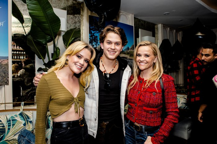 Reese Witherspoon e ex-marido Ryan Phillippe se reúnem para apoiar o filho Deacon's New Music