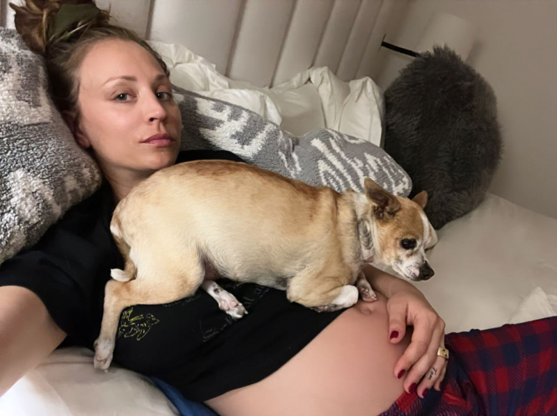 Bump Snuggles! Veja Kaley Cuoco, mais estrelas grávidas abraçam animais de estimação