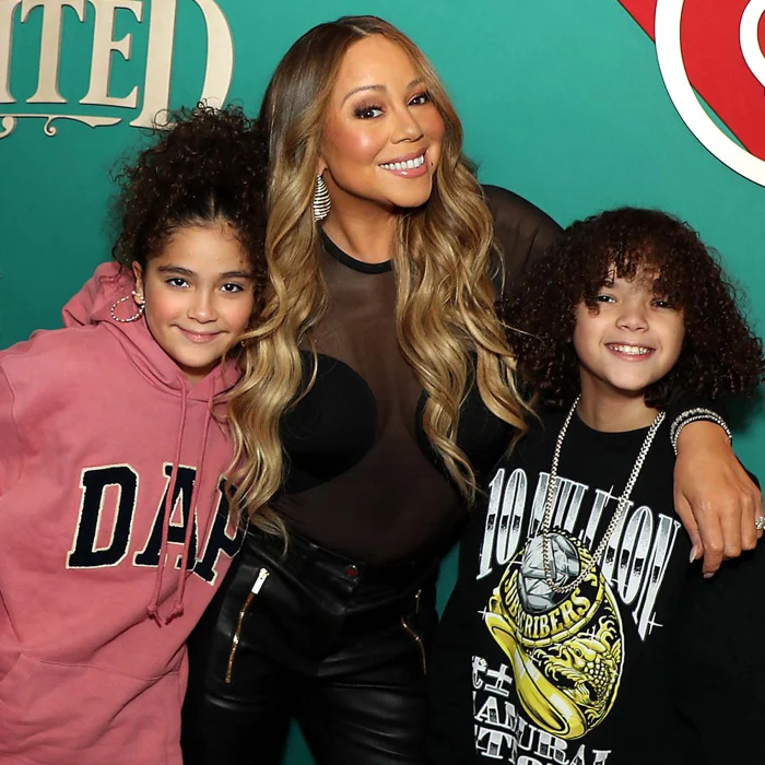   Nick Cannon e os gêmeos de Mariah Carey se juntam a ela no palco para o Macy's Day Parade
