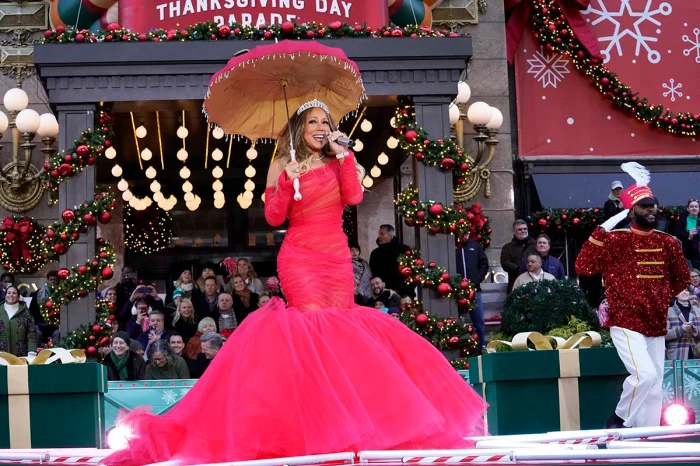   Nick Cannon e os gêmeos de Mariah Carey se juntam a ela no palco para o Macy's Day Parade