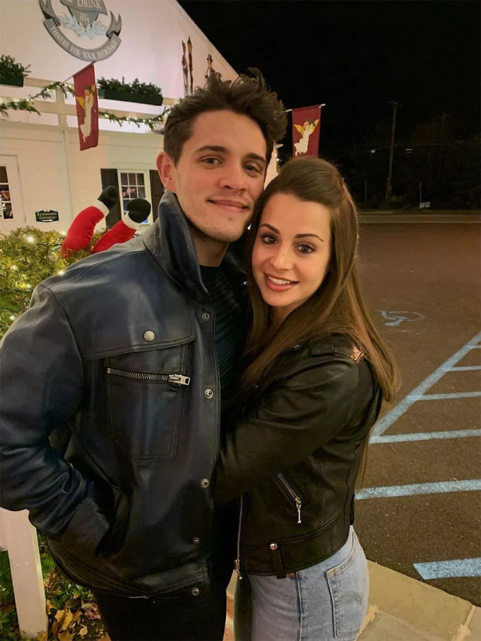 A estrela de 'Riverdale' Casey Cott e a esposa grávida Nichola Basara estão esperando seu primeiro filho: 'Nada melhor'