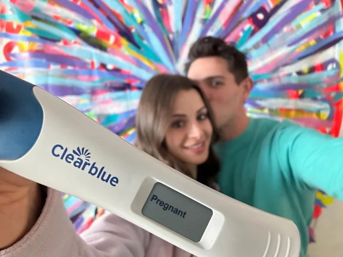 A estrela de Riverdale Casey Cott e sua esposa Nichola Basara estão esperando seu primeiro filho
