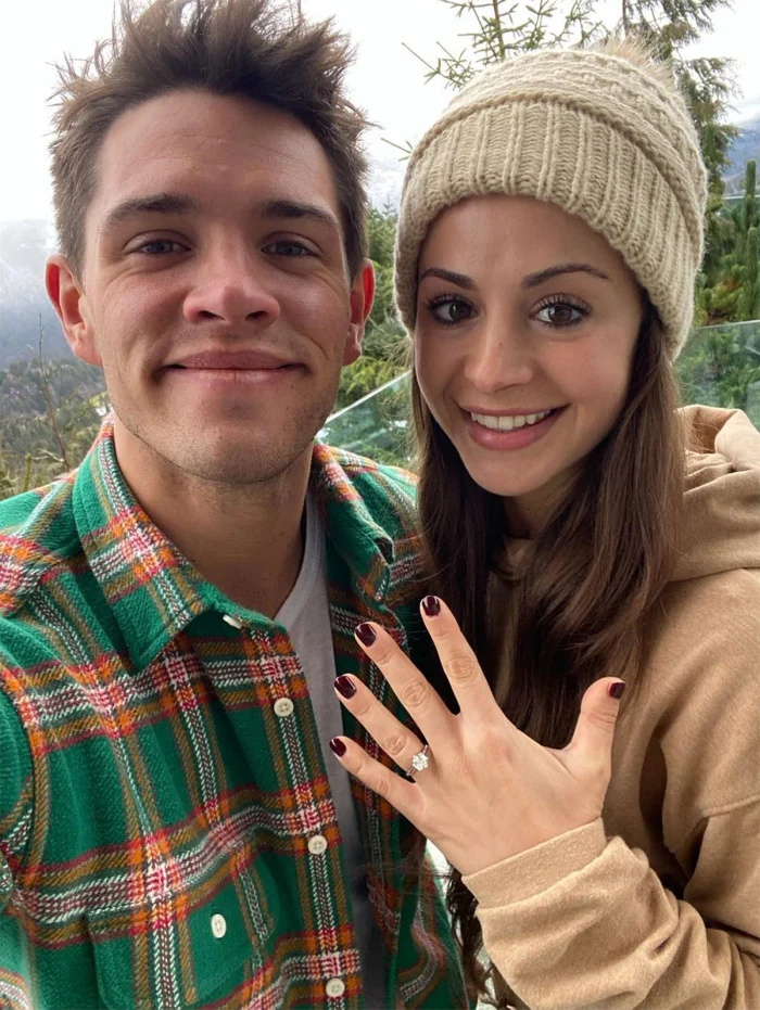 Riverdale Star Casey Cott e esposa Nichola Basara estão esperando seu primeiro filho 2