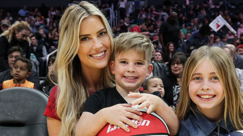 Christina Hall critica o troll que a assume'Stole' Kids From Exes in California While Celebrating Easter in Tennessee