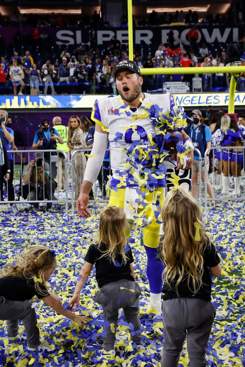 Matthew Stafford comemora vitória do Los Angeles Rams no Super Bowl com seus filhos