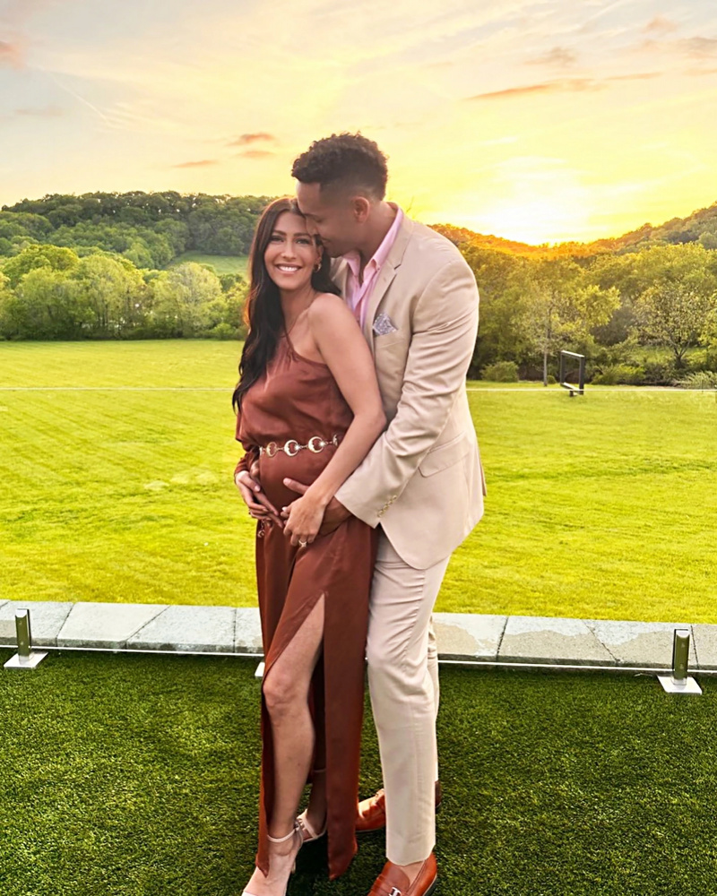 Bachelor Nations Becca Kufrin mostra a primeira foto de barriga de bebê