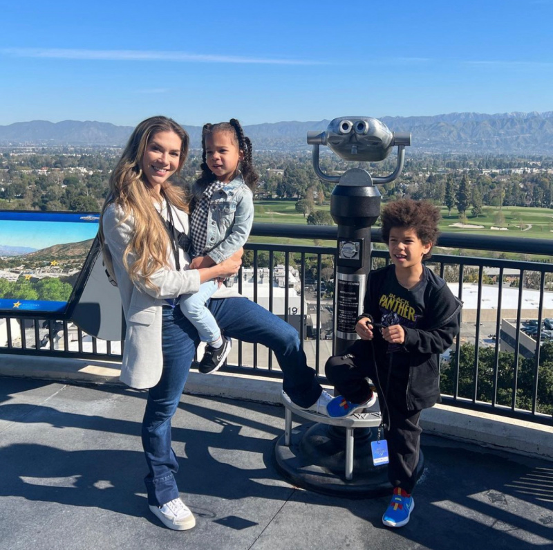 Allison Holker com Zaia e Maddox