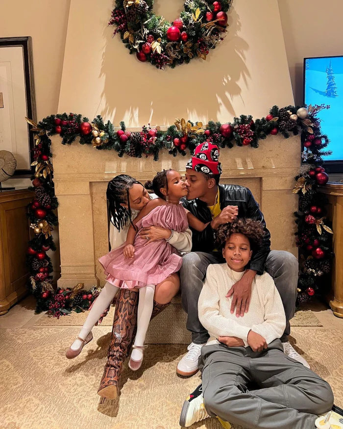   Tia Mowry e Cory Hardrict se reencontram em seu primeiro Natal com filhos em meio ao divórcio'Family Will Always Be Family' - 325