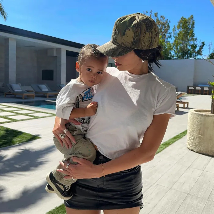   Kylie Jenner diz que pós-parto contribuiu para nomear seu filho Wolf:'Not a Name Good Enough'