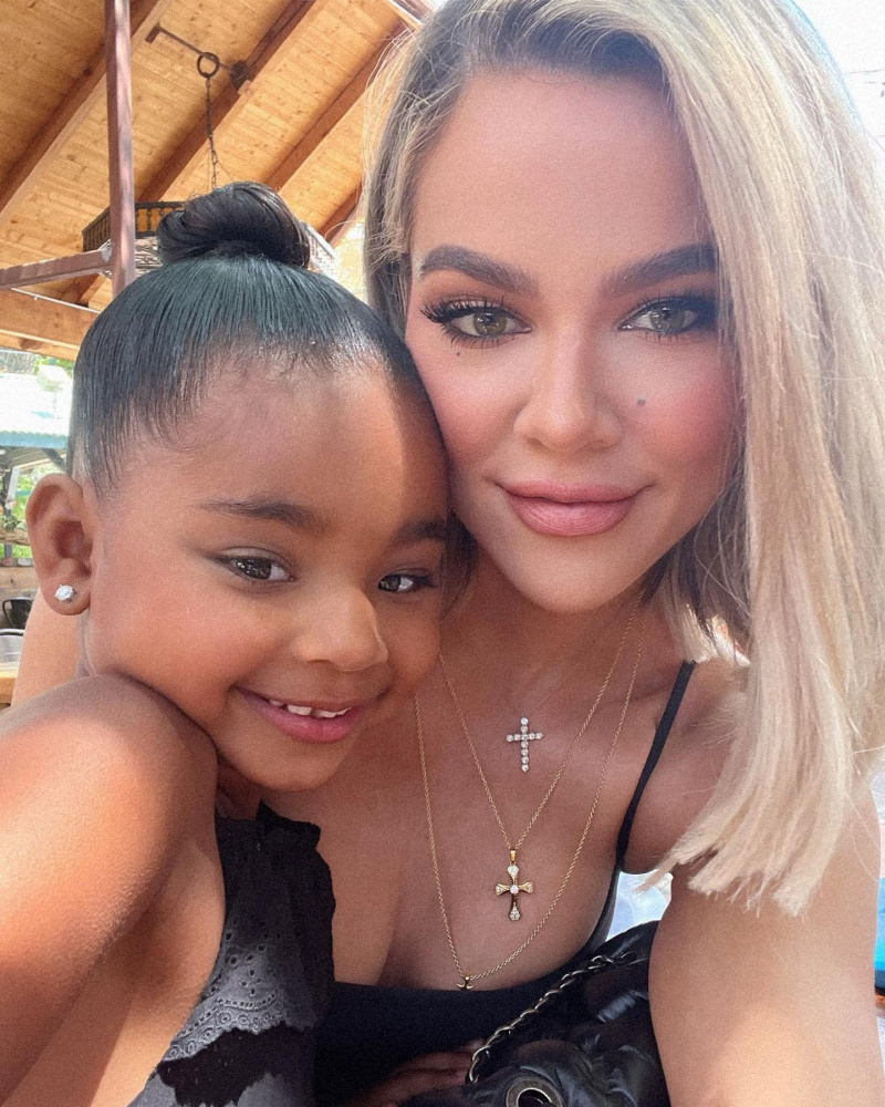   Fãs pensam que True acidentalmente revelou o nome de Kylie Jenner Son 5