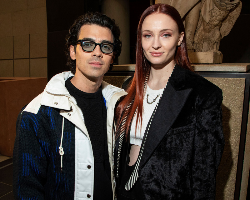 A filha de 2 anos de Joe Jonas e Sophie Turner, Willa, 'adora ser uma irmã mais velha'