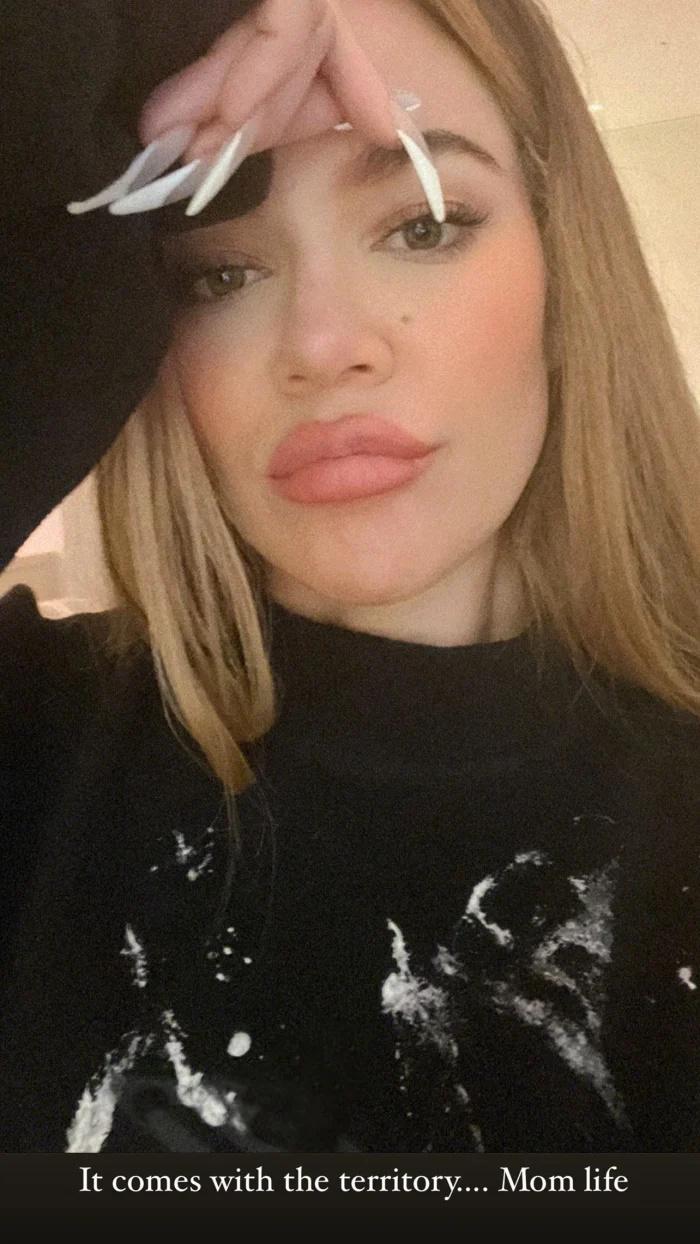 Khloe Kardashian compartilha foto dela mesma coberta de vômito de bebê'Comes With the Territory' 670