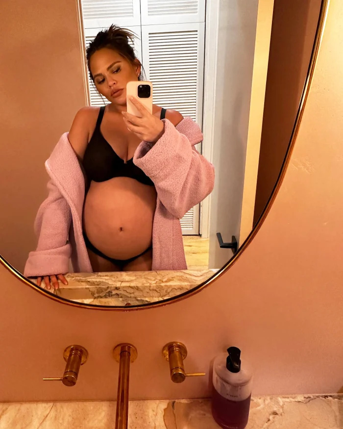 Grávida, Chrissy Teigen pede conselhos sobre depilação 'lá embaixo' antes da chegada do bebê