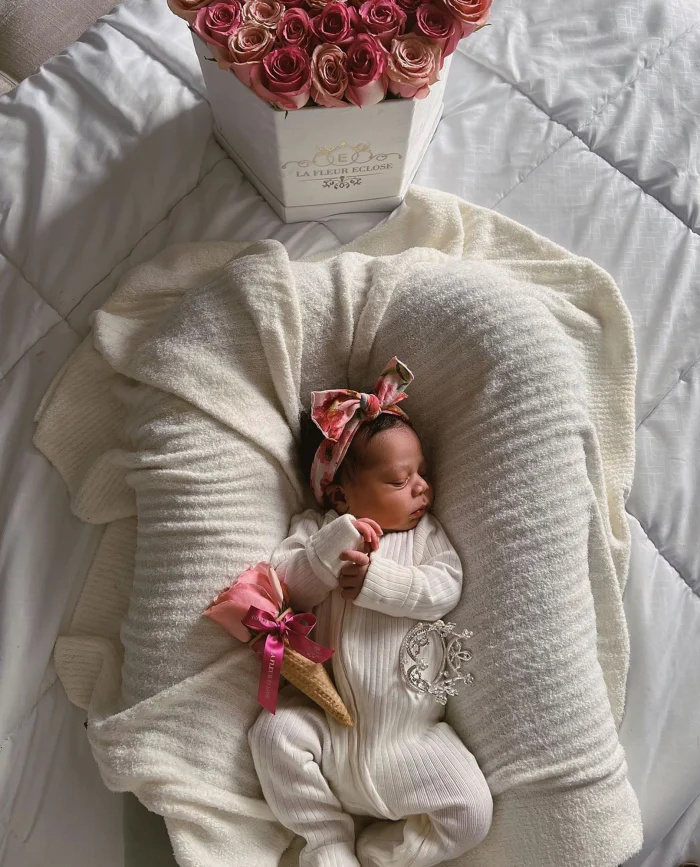   Nick Cannon e Alyssa Scott compartilham o primeiro olhar para a filha recém-nascida Halo após a perda do filho Zen rosas rosa