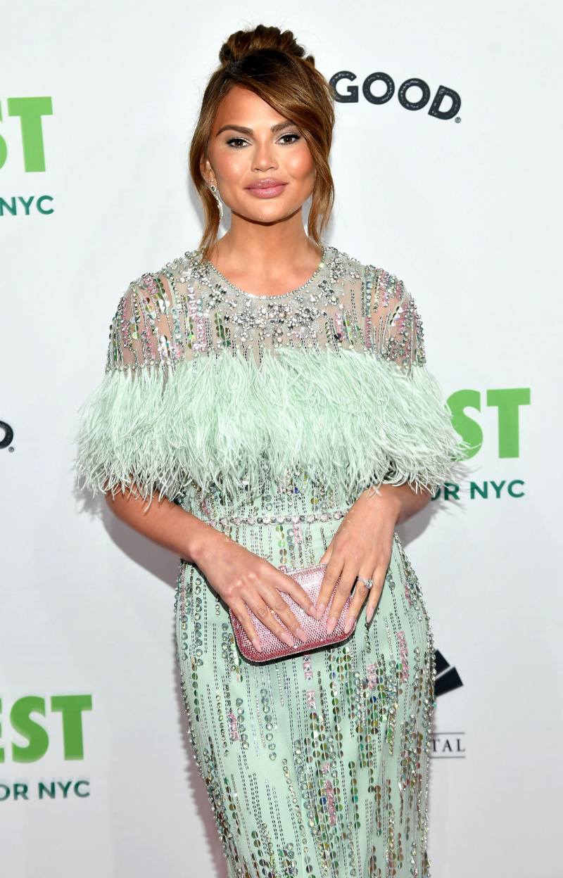   Chrissy Teigen revela que seu filho Jack morreu em aborto que salvou sua vida