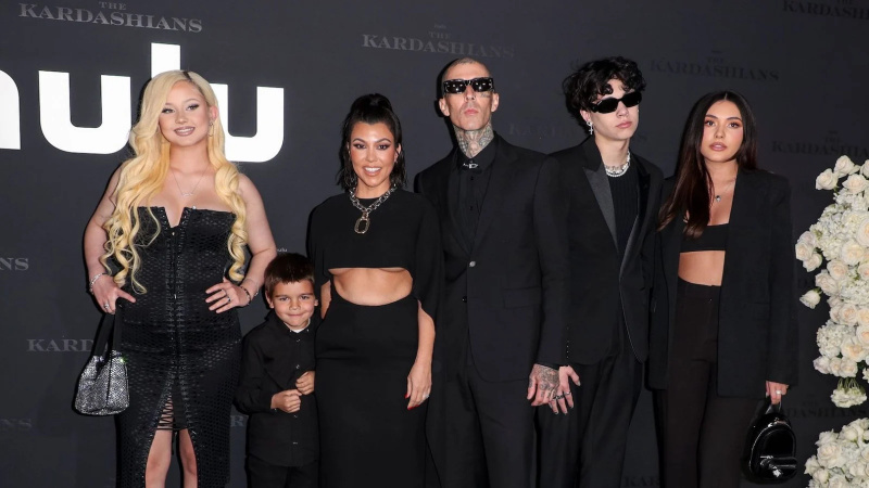   Os filhos de Kourtney Kardashian e Travis Barker curtem show do Blink-182 enquanto os pais anunciam a gravidez