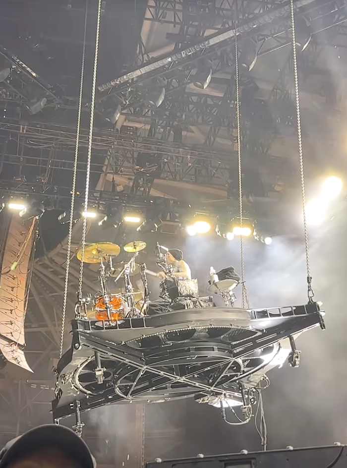   Os filhos de Kourtney Kardashian e Travis Barker curtem show do Blink-182 enquanto os pais anunciam a gravidez