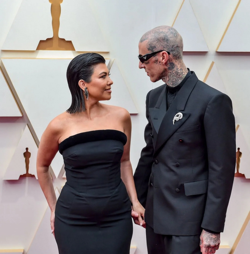   Kourtney e Travis comemoram aniversário de casamento no tribunal
