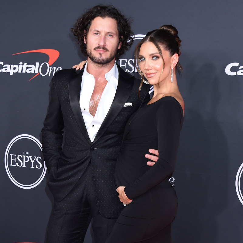 Jenna Johnson fala sobre sua gravidez aproximando seu Val