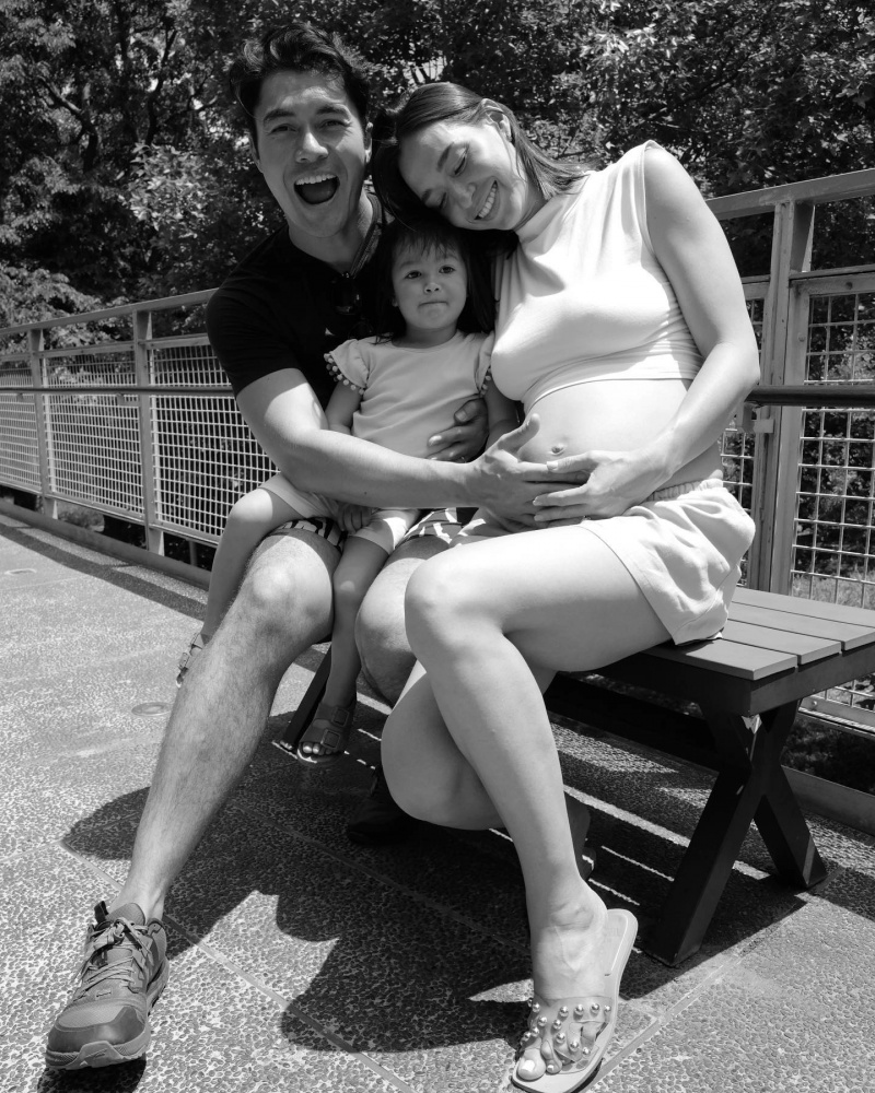 'Entrada'! Henry Golding e a esposa Liv Lo esperam o segundo filho