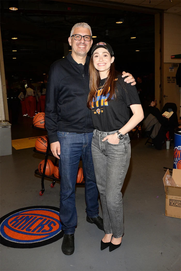 Emmy Rossum comparece ao jogo do New York Knicks 3 semanas depois de dar as boas-vindas ao bebê número 2 com o marido Sam Esmail: foto
