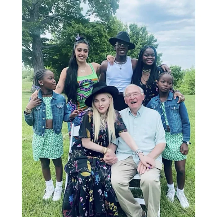   Madonna compartilha rara foto de família com todos os 6 filhos no Dia de Ação de Graças:'What I'm Thankful For'