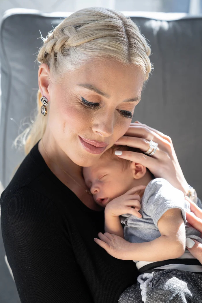 Tarek El Moussa e Heather Rae Young revelam como Christina Haack reagiu ao filho's Birth: 'She's Very Happy for Us' holding baby