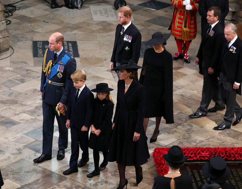 Príncipe Harry senta-se entre Meghan Markle e princesa Charlotte em St George's Chapel Service
