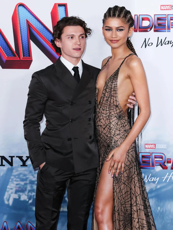   Tom-Holland-Obrigado-Namorada-Zendaya-por-Ter-que-Acomodar--Com-Seu--Louco--Penteado-Enquanto-Filmava--O-Quarto Lotado- -243