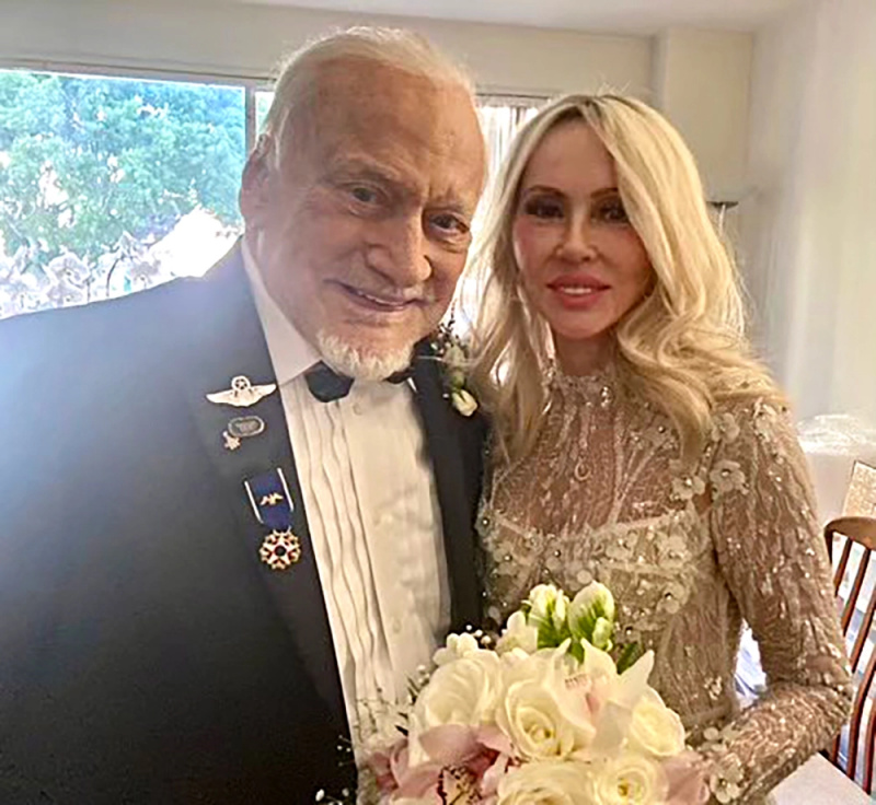   'Animado como adolescentes fugitivos'! Astronauta Buzz Aldrin se casa com Anca Faur