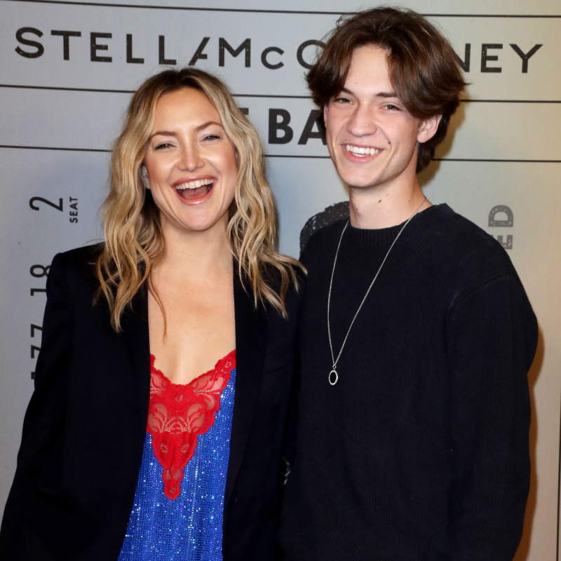 Kate Hudson orgulhosamente assiste a performance de seu filho Ryder no palco:'My Baby'