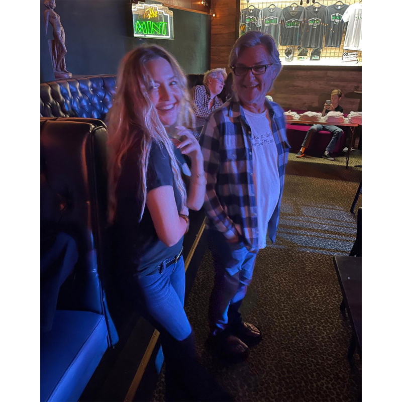 Kate Hudson orgulhosamente assiste a performance de seu filho Ryder no palco:'My Baby'