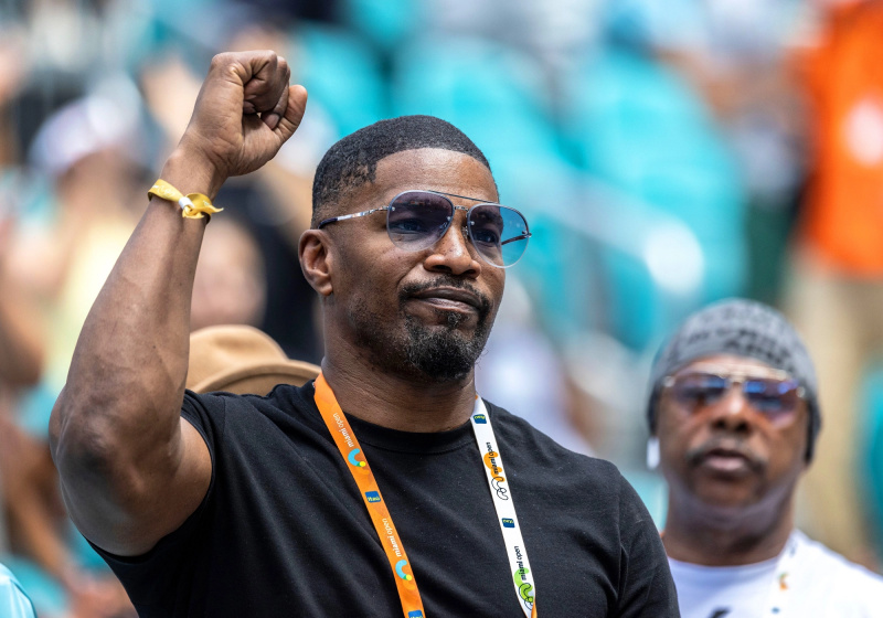   Jamie Foxx ainda está levando as coisas com calma após o susto com a saúde