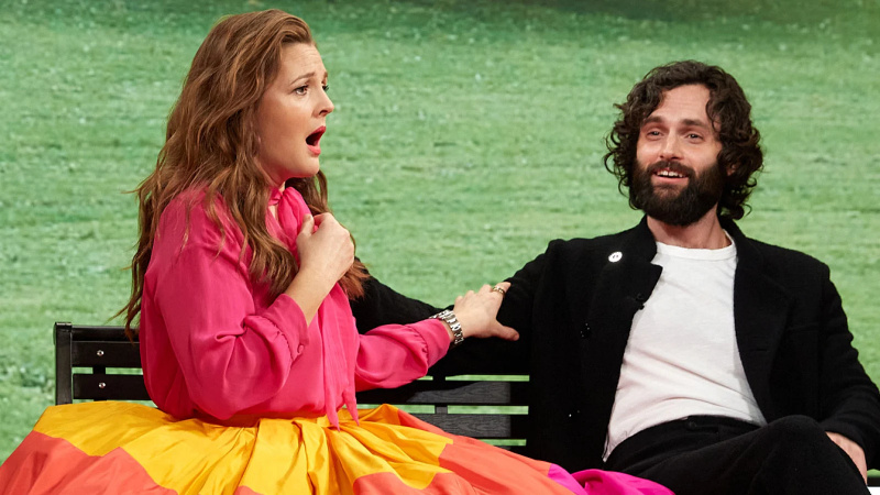 Penn Badgley surpreende você como superfã Drew Barrymore enquanto estava trancado em uma gaiola de vidro