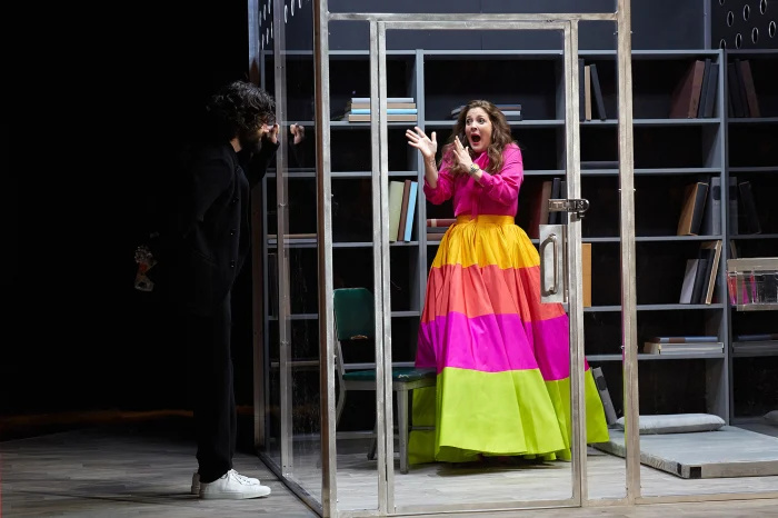 Penn Badgley surpreende você como superfã Drew Barrymore enquanto estava trancado em uma gaiola de vidro 4