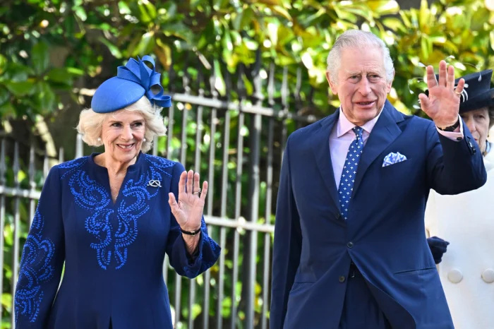 O rei Charles III e a rainha consorte Camilla gravam uma saudação especial no metrô de Londres antes do fim de semana da coroação