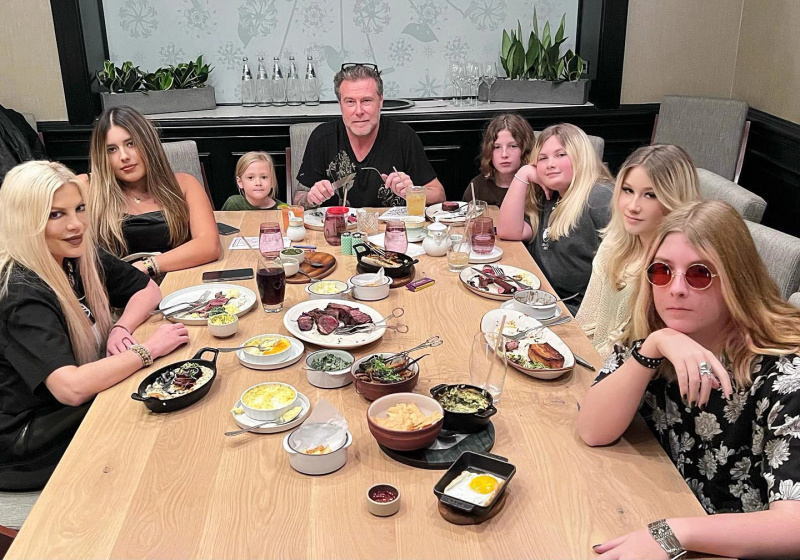   De escândalos de trapaça a clapbacks - Tori Spelling e Dean McDermott's Ups and Downs - 998
