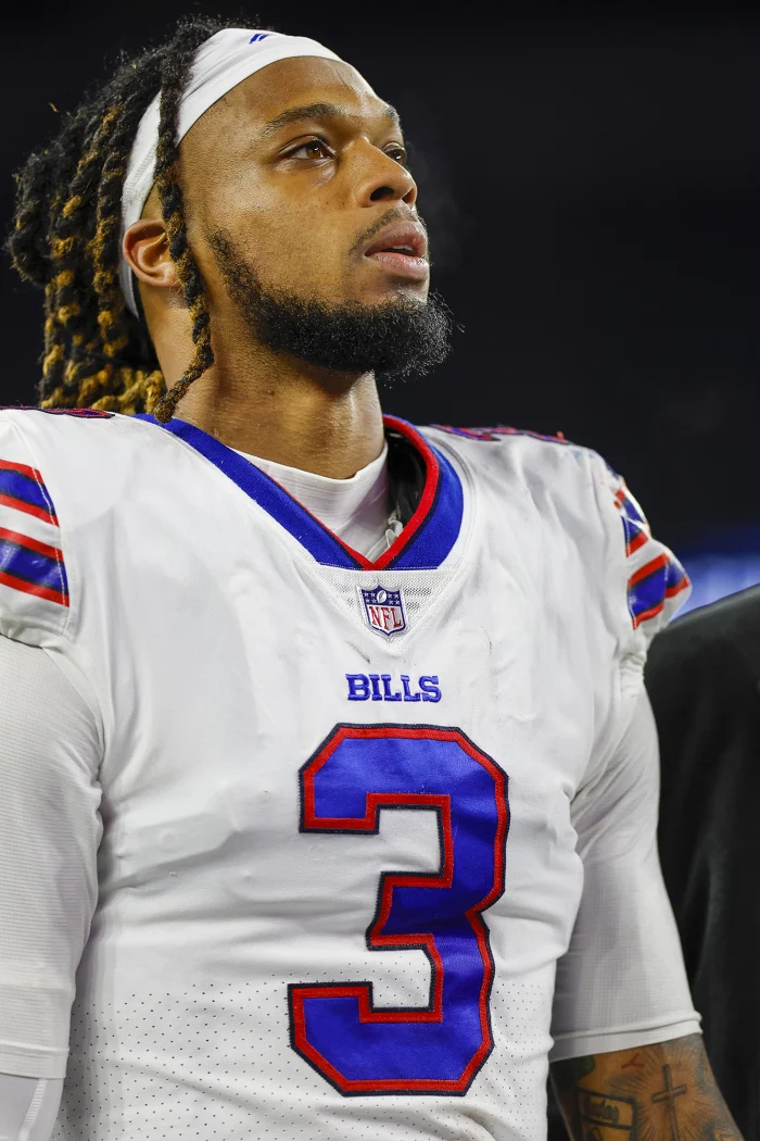 A família de Damar Hamlin fala depois que o jogador do Buffalo Bills sofre uma parada cardíaca durante o jogo do Cincinnati Bengals