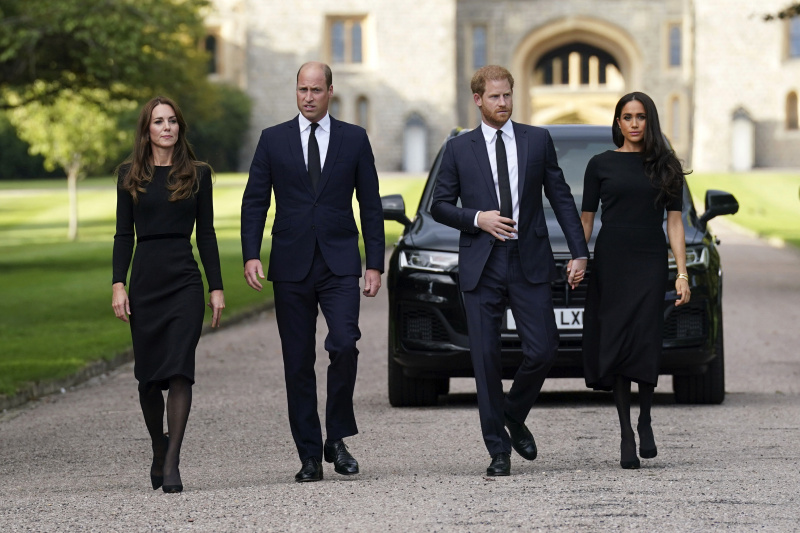   O príncipe William convidou o príncipe Harry e Meghan Markle para se juntarem a ele e Kate Middleton na saudação aos enlutados