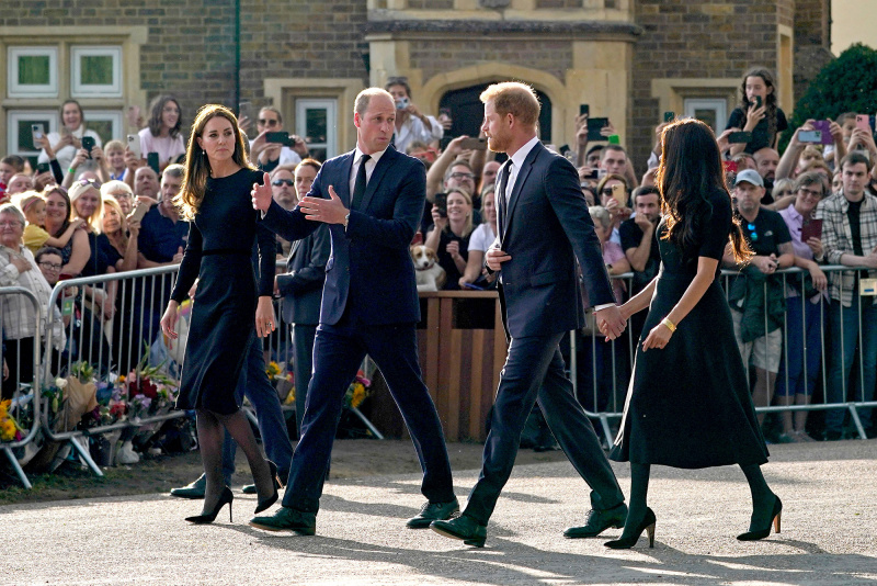   O príncipe William convidou o príncipe Harry e Meghan Markle para se juntarem a ele e Kate Middleton na saudação aos enlutados