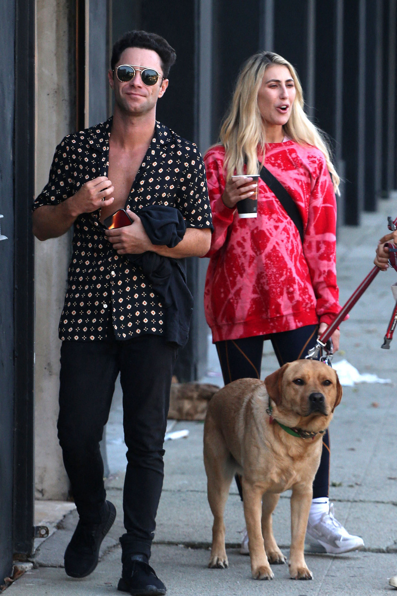   Emma Slater sai com Sasha Farber e sua parceira de 'Dancing With the Stars', Selma Blair, apesar da separação