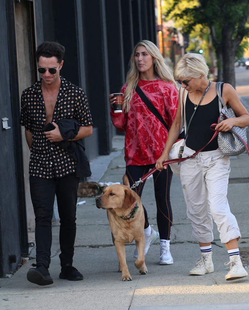   Emma Slater sai com Sasha Farber e sua parceira de 'Dancing With the Stars', Selma Blair, apesar da separação