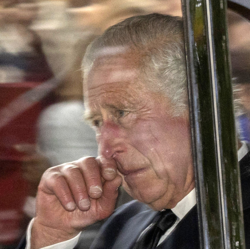 Rei Carlos III chora enquanto se dirige ao Palácio de Buckingham após a cerimônia de ascensão: foto