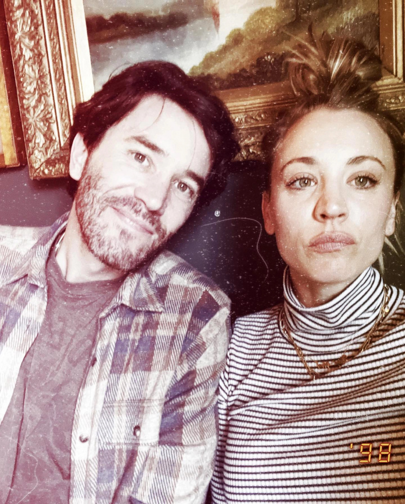   Kaley Cuoco e namorado Tom Pelphrey's Complete Relationship Timeline: Photos