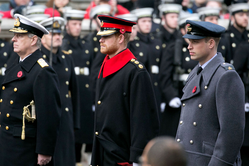 Príncipe Andrew recebe exceção para usar uniforme militar na vigília final da rainha Elizabeth II Príncipe Harry não é permitido 2
