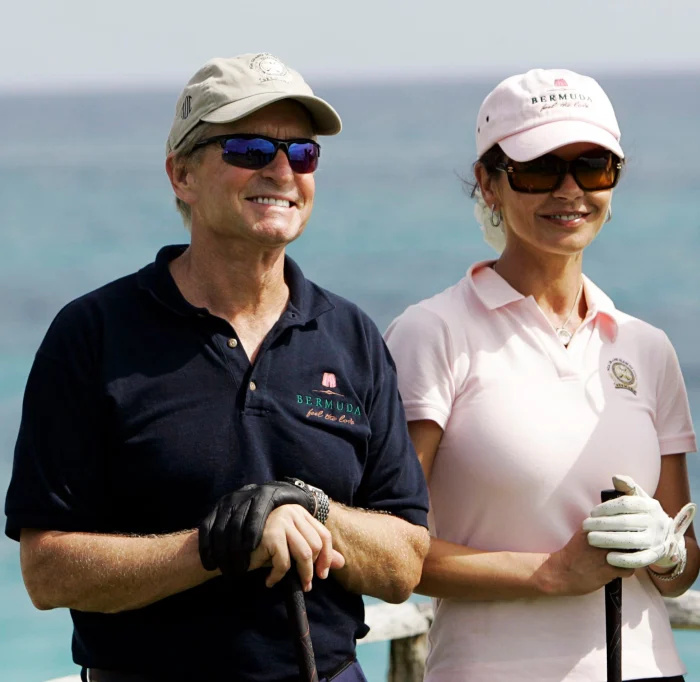 Michael Douglas diz que Catherine Zeta-Jones o faz piscar se ele joga mal no golfe