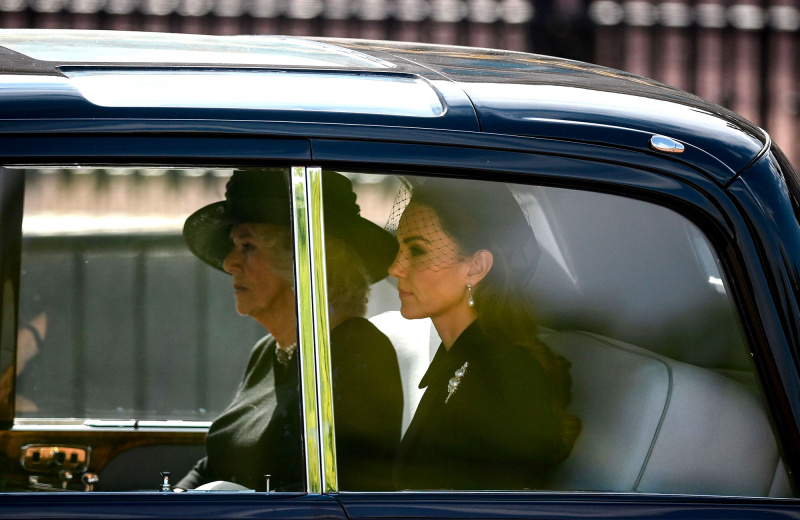 Princesa Kate e Camilla seguem a rainha's Procession in the Same Car