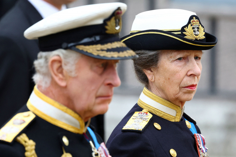 Princesa Anne lamenta a falecida mãe Rainha Elizabeth II em funeral de Estado
