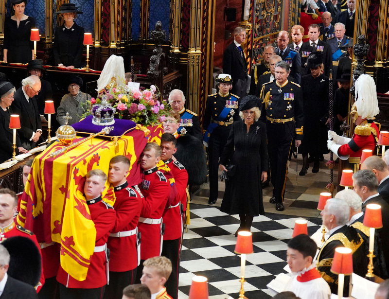 Princesa Anne lamenta a falecida mãe Rainha Elizabeth II em funeral de Estado
